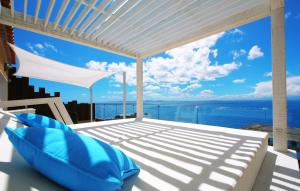 een balkon met uitzicht op de oceaan bij Vistabella in Roses