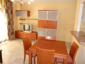 Un comedor con una mesa y un televisor. en Casinomar, en Benalmádena