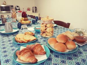 una mesa con platos de pan y bollería. en Lunalì en Alberobello