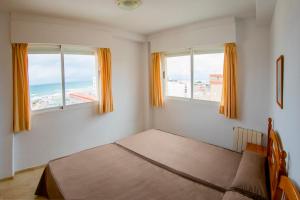 Postel nebo postele na pokoji v ubytování Apartamentos Turisticos Biarritz - Bloque I + 25 fotografií
