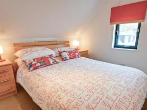 A bed or beds in a room at Arygle Cottage 