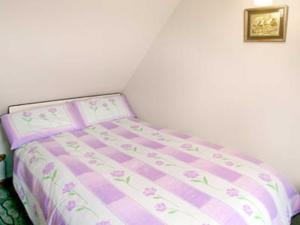 A bed or beds in a room at Linicro Cottage 