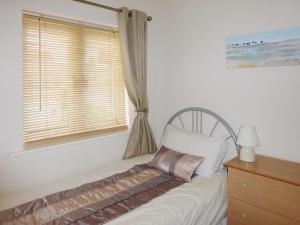 A bed or beds in a room at Keel House 