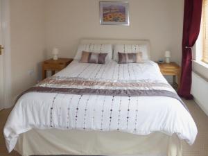 A bed or beds in a room at Keel House 