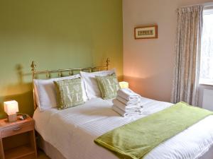 A bed or beds in a room at Castle View 