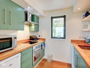 A kitchen or kitchenette at Arygle Cottage 