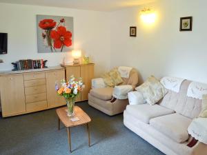A seating area at Honeysuckle Cottage 