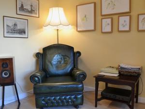 A seating area at Colepitt Cottage 