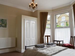 A bed or beds in a room at Kew Lodge 