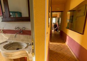 baño con lavabo en una habitación en Agriturismo La Fonte, en Ponte Pattoli