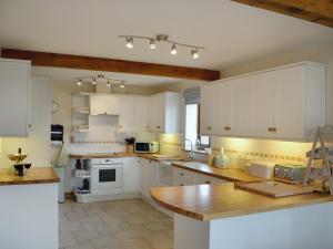 A kitchen or kitchenette at Oak Bank Cottage 
