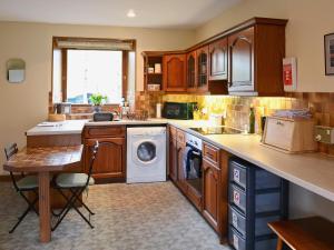 A kitchen or kitchenette at Smithy Cottage 