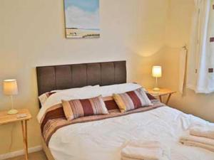 A bed or beds in a room at Beach Walk 