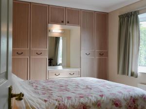 A bed or beds in a room at Wyeview 