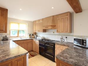 A kitchen or kitchenette at Gumstalls Holiday Cottage 