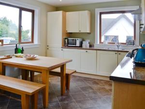 A kitchen or kitchenette at Hillview House 