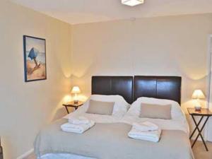 A bed or beds in a room at Beach Walk 