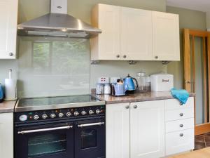 A kitchen or kitchenette at Hillview House 