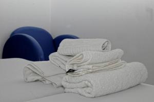 um monte de toalhas sentadas numa mesa em Hostal Sierra em San Sebastián de los Reyes