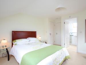 A bed or beds in a room at Gumstalls Holiday Cottage 