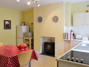 A kitchen or kitchenette at Colepitt Cottage 