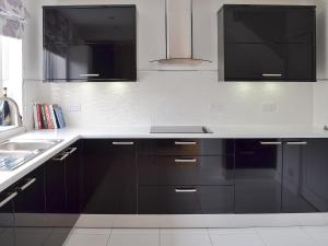 A kitchen or kitchenette at Royal Oak Meadow 