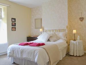 A bed or beds in a room at Colepitt Cottage 