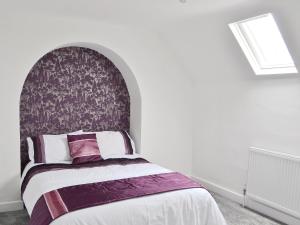 A bed or beds in a room at Royal Oak Meadow 