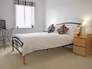 A bed or beds in a room at The Slipway 