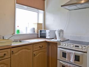 A kitchen or kitchenette at Mayfair Apartment 