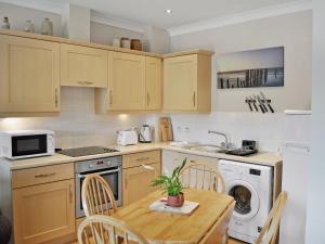 A kitchen or kitchenette at The Slipway 
