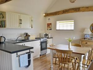A kitchen or kitchenette at Cow Shed 