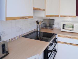 A kitchen or kitchenette at Fir Tree Cottage 