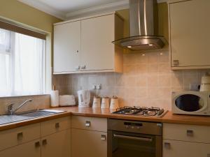 A kitchen or kitchenette at Kew Lodge 