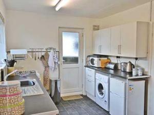 A kitchen or kitchenette at Beach Walk 