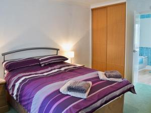 A bed or beds in a room at Little Marshfoot Bungalow 