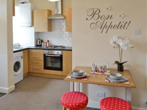 A kitchen or kitchenette at Weets Cottage 
