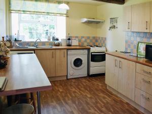 A kitchen or kitchenette at The Barn 