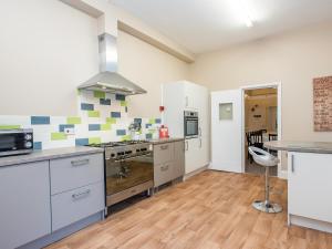 A kitchen or kitchenette at Clover Court 
