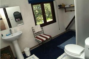 Les LogesにあるChambre d'Hôtes Etretatのバスルーム(洗面台、トイレ付)、窓が備わります。