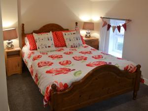 A bed or beds in a room at Weets Cottage 