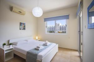 Postel nebo postele na pokoji v ubytování Protaras Galleria Sunset Villa