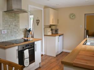 A kitchen or kitchenette at The Bothy 