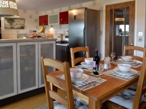 A restaurant or other place to eat at Ebb N Flow 