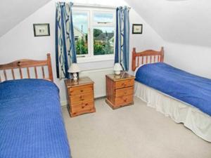 A bed or beds in a room at Tanglewinds 