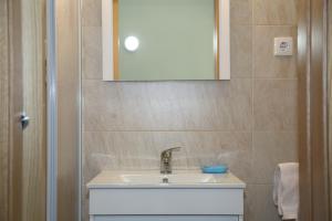 RibeirãoにあるColina do Ave Alojamento Localの洗面台と鏡のあるバスルーム +28枚の写真