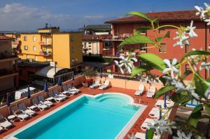 - une piscine sur le toit d'un immeuble avec des chaises dans l'établissement Hotel Bologna, à Bardolino