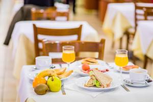 a table with two plates of food and two glasses of orange juice at Apartamentos Turisticos Biarritz - Bloque I in Gandía