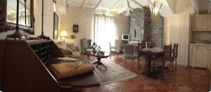 Гостиная зона в Ostra Menalon Luxury Suites