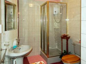 A bathroom at The Warren 